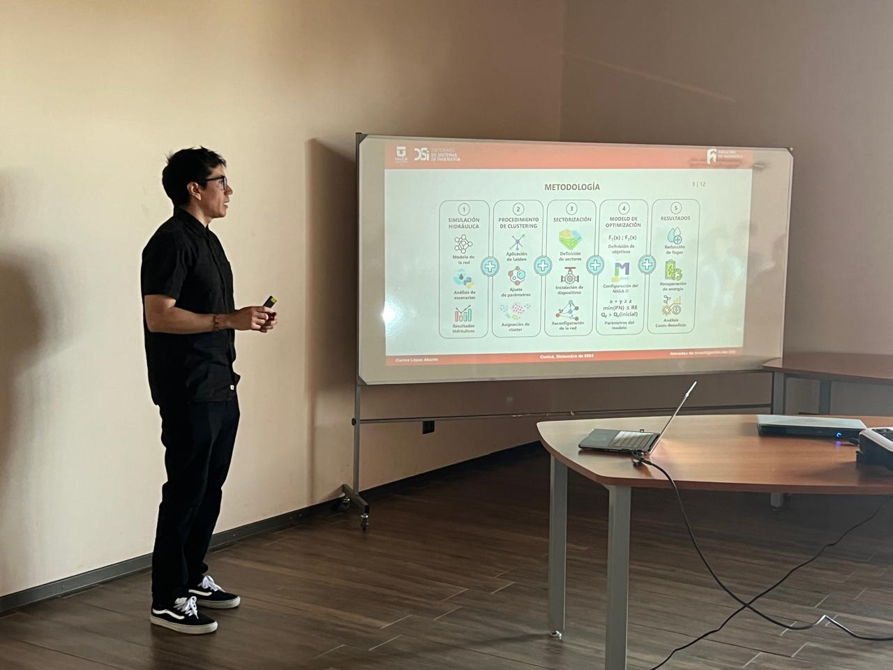 Jornadas de Investigación del Doctorado en Sistemas de Ingeniería: Carlos López expone avances en la optimización de redes y recuperación de energía. image